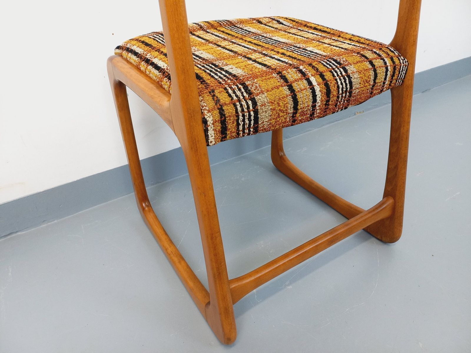 photo furniture Baumann houten slee-stoel met wollen bekleding