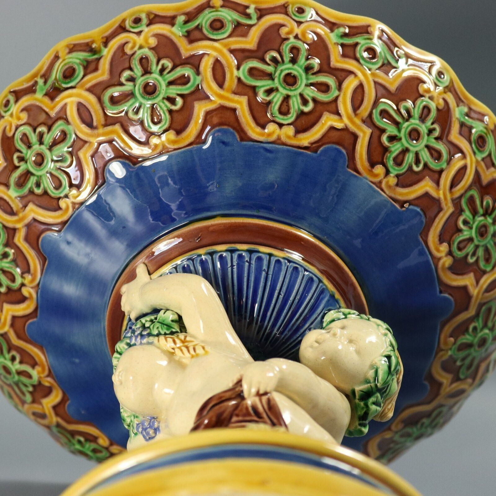 photo furniture Minton Majolica Putti Comport, 19e eeuw