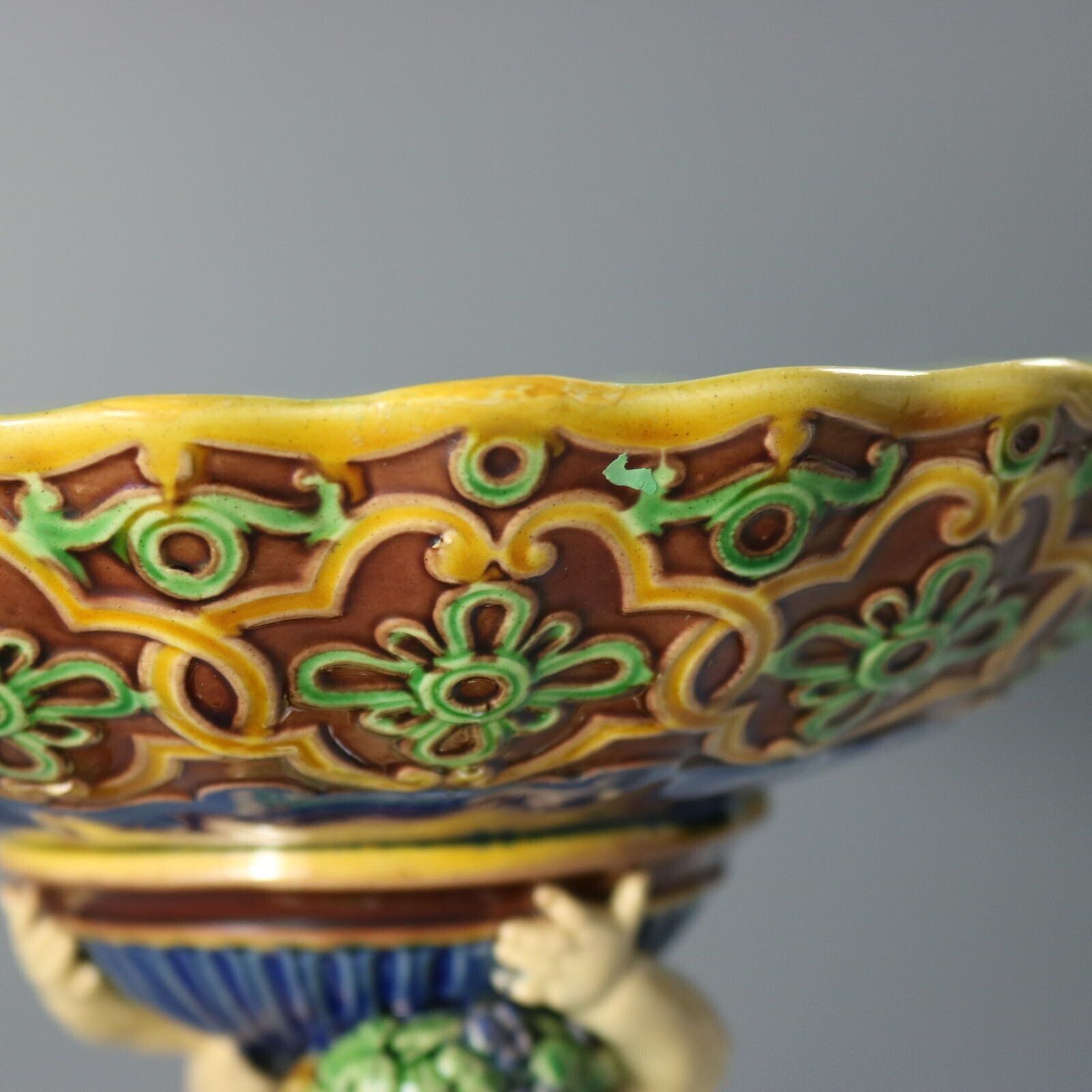 885.0 Minton Majolica Putti Comport, 19e eeuw photo