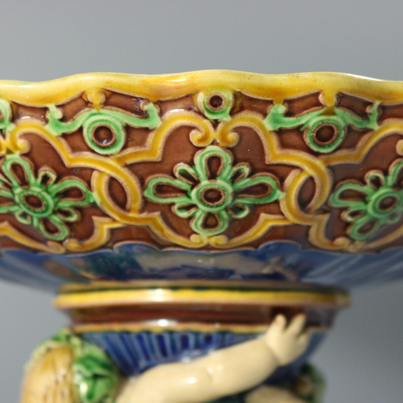 photo vinterior Minton Majolica Putti Comport, 19e eeuw