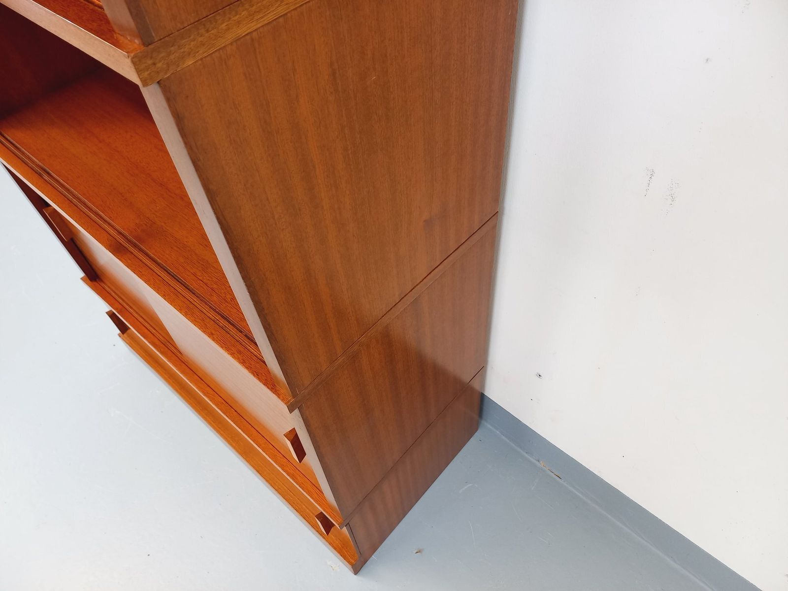 Mahonie opbergkast met boekenkast photo vintage