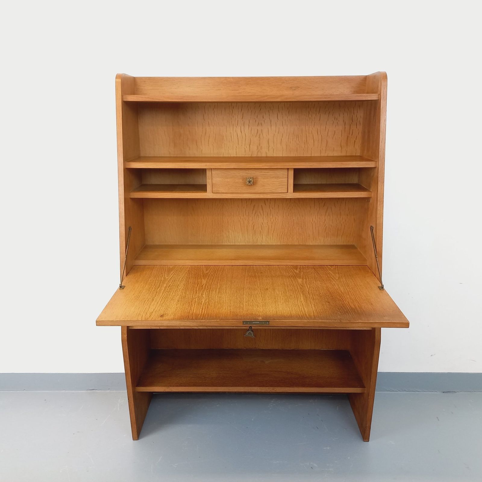 Brutalistisch eiken secretaire, jaren 1960 photo Meubels