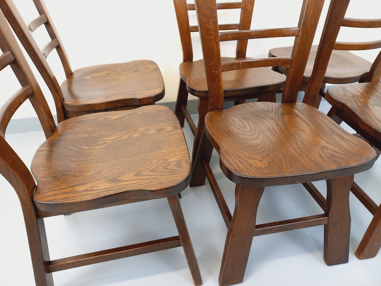 photo furniture 6 Brutalist Eiken Stoelen, jaren 1950