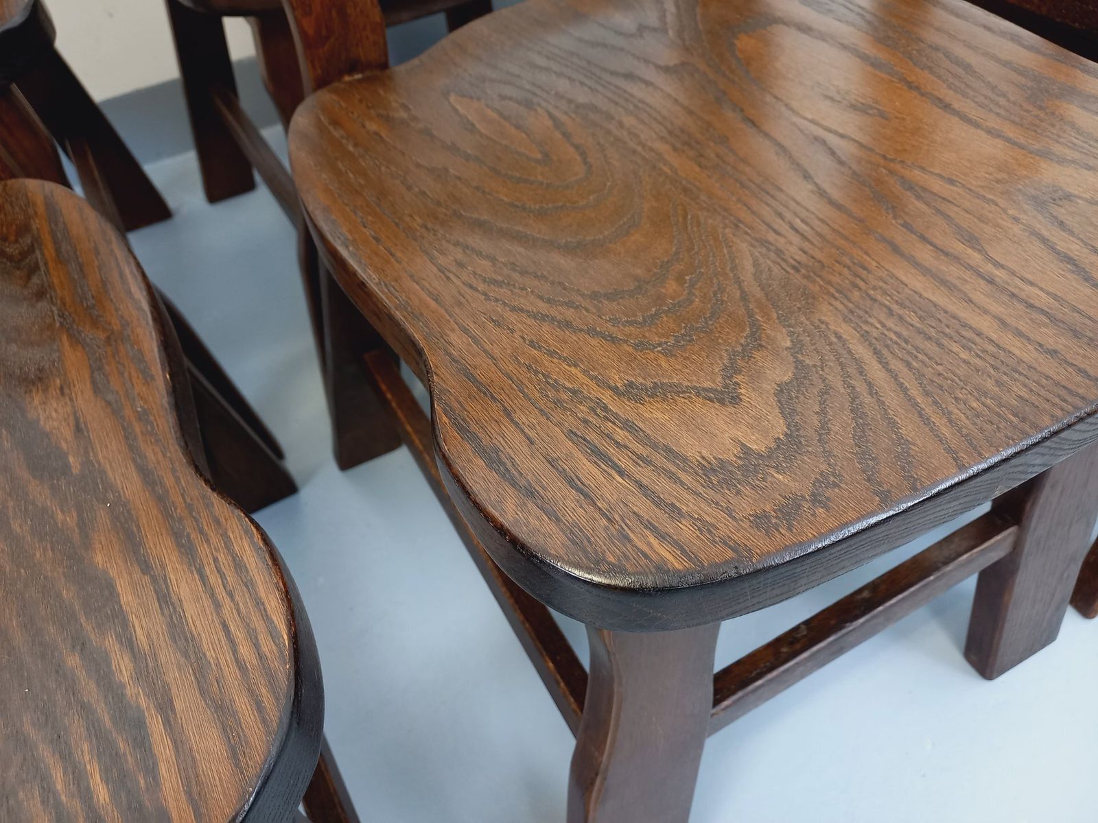 1655.0 6 Brutalist Eiken Stoelen, jaren 1950 photo
