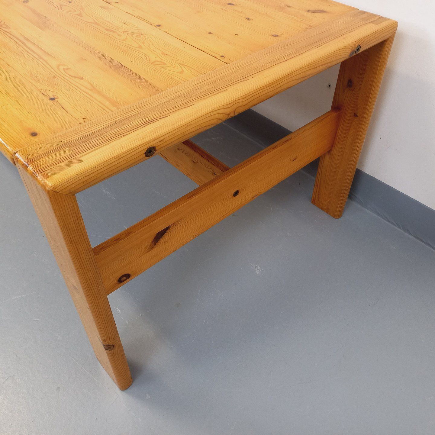 Grote rechthoekige salontafel van massief grenenhout photo 935.0
