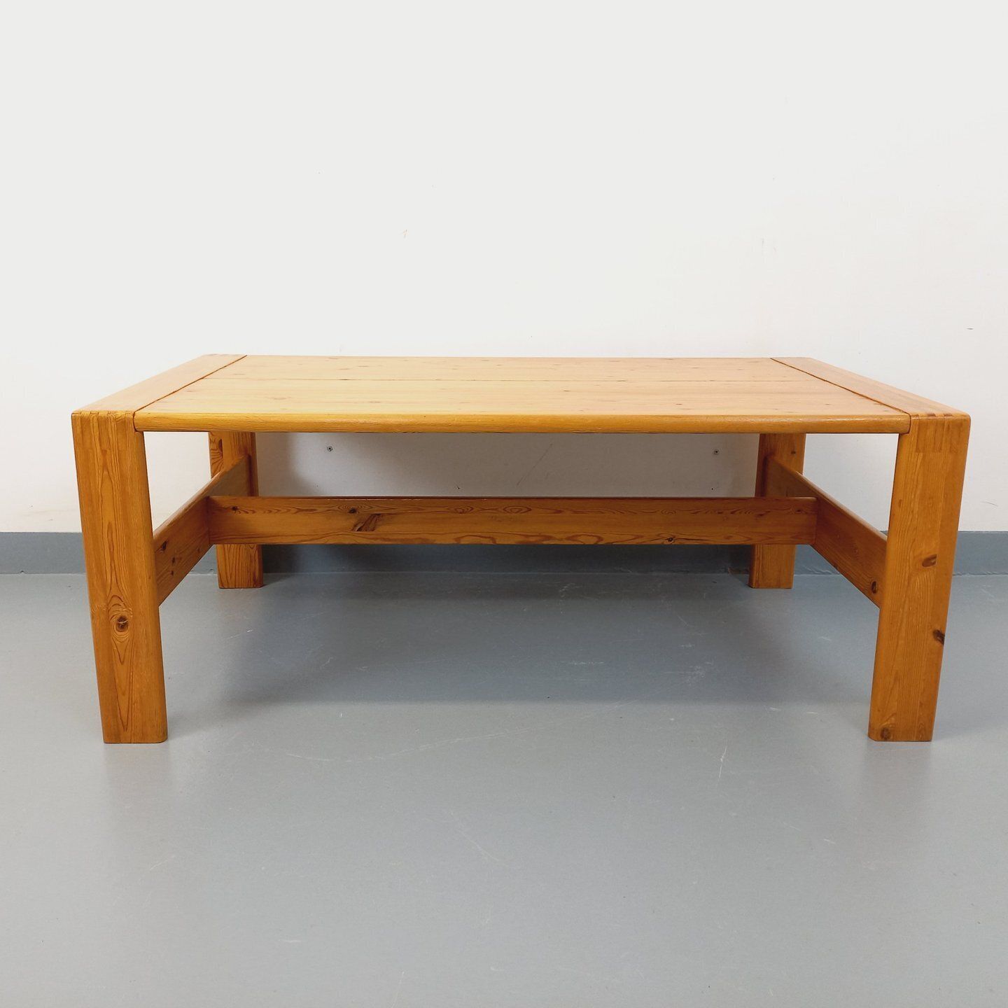 photo vintage Grote rechthoekige salontafel van massief grenenhout