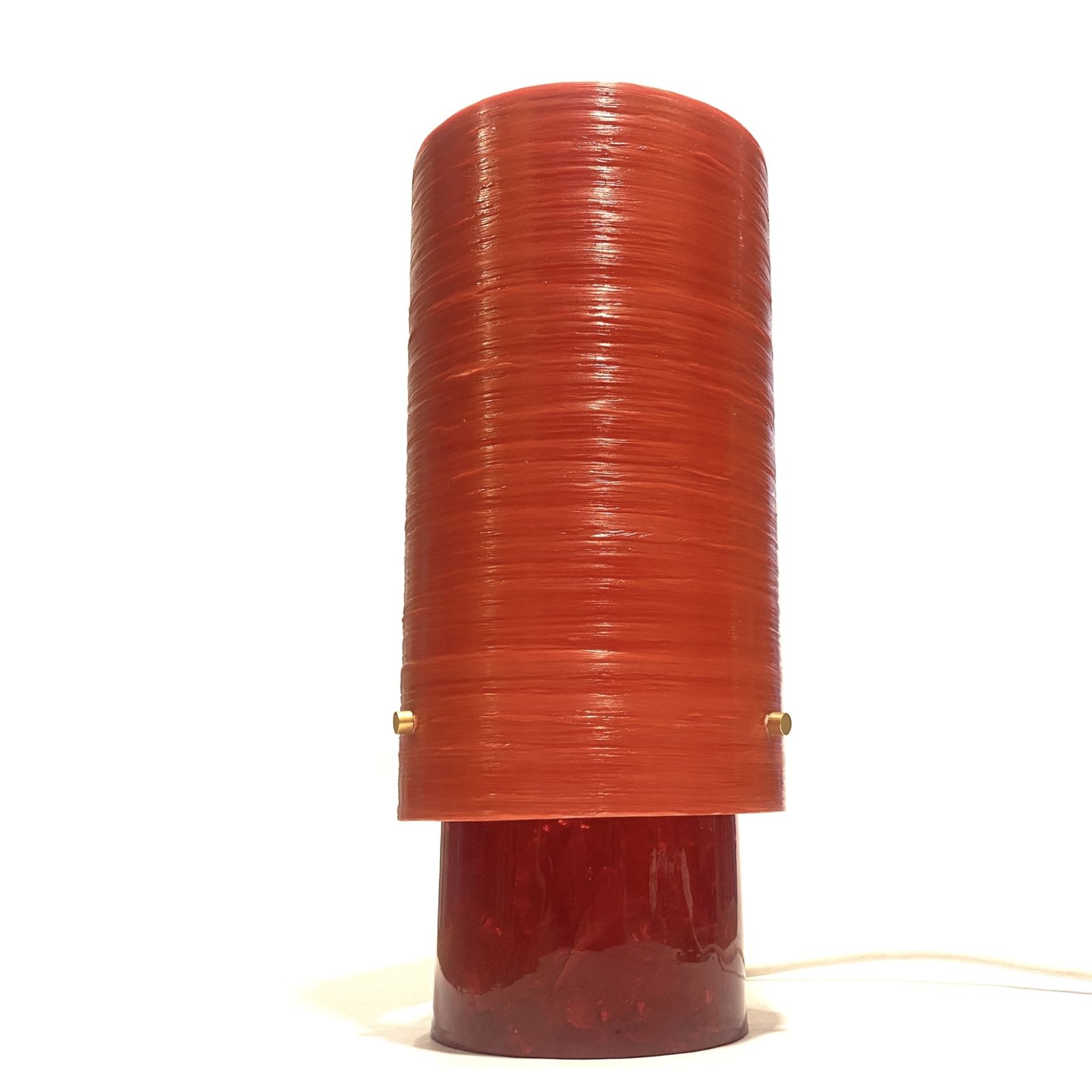 Shattaline tafellamp in rood met grote gedraaide glasvezellampenkap photo furniture