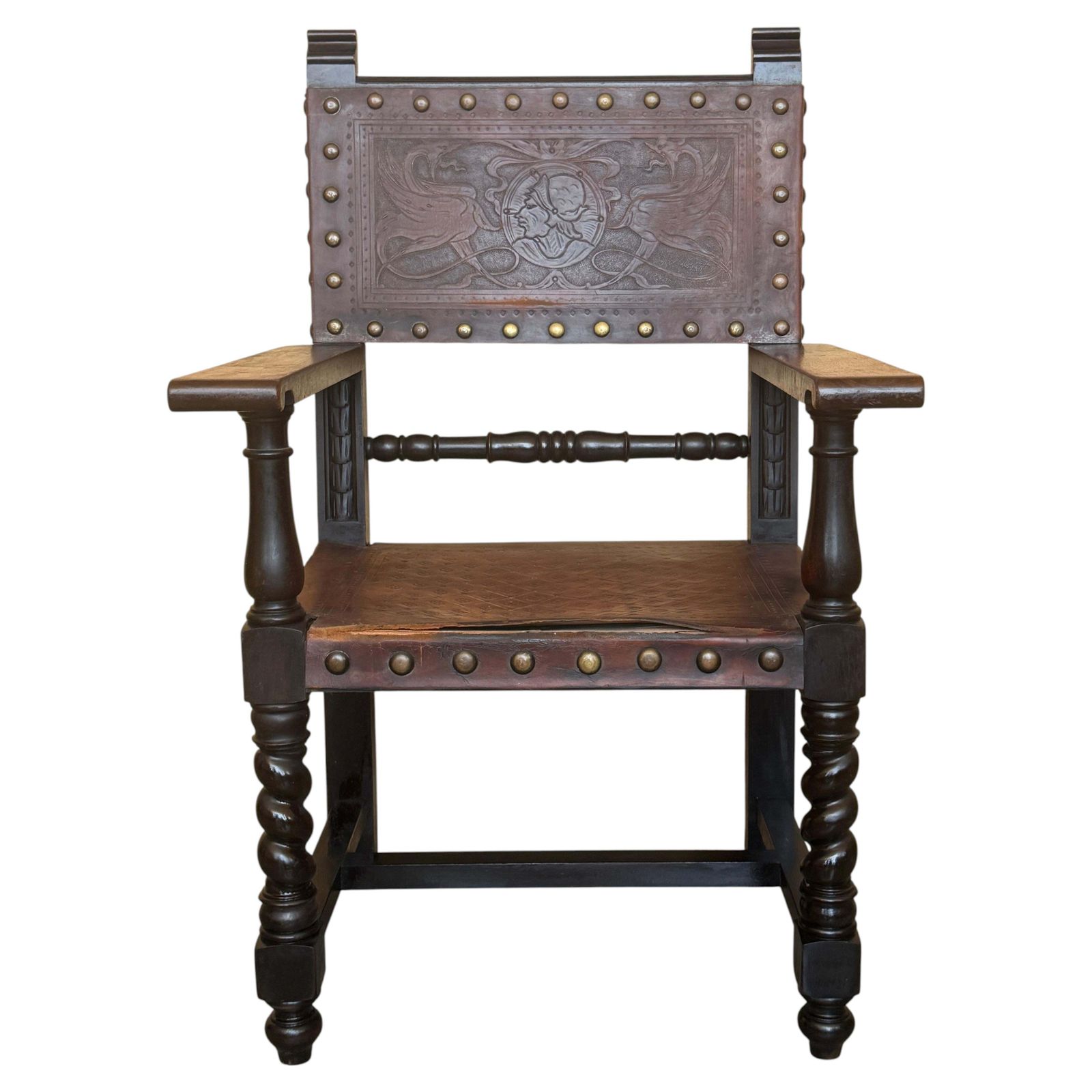 Fauteuil espagnol à colonnes torses, dossier en cuir repoussé et clous en laiton