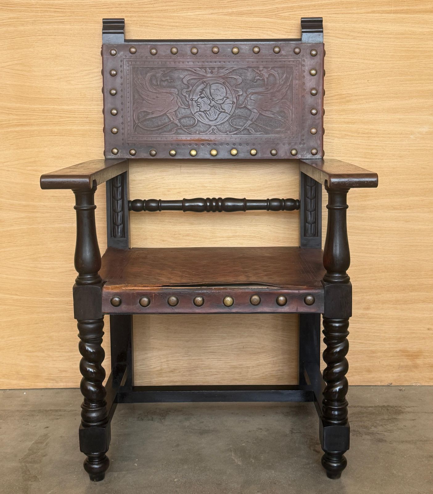 Fauteuil espagnol à colonnes torses, dossier en cuir repoussé et clous en laiton photo furniture