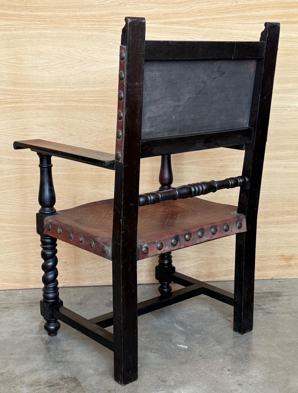 Fauteuil espagnol à colonnes torses, dossier en cuir repoussé et clous en laiton photo buy