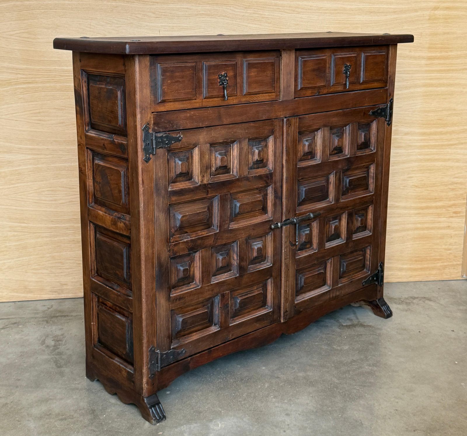 Cabinet espagnol d'époque en bois massif sculpté, ferrures en fer et doubles portes photo for sale