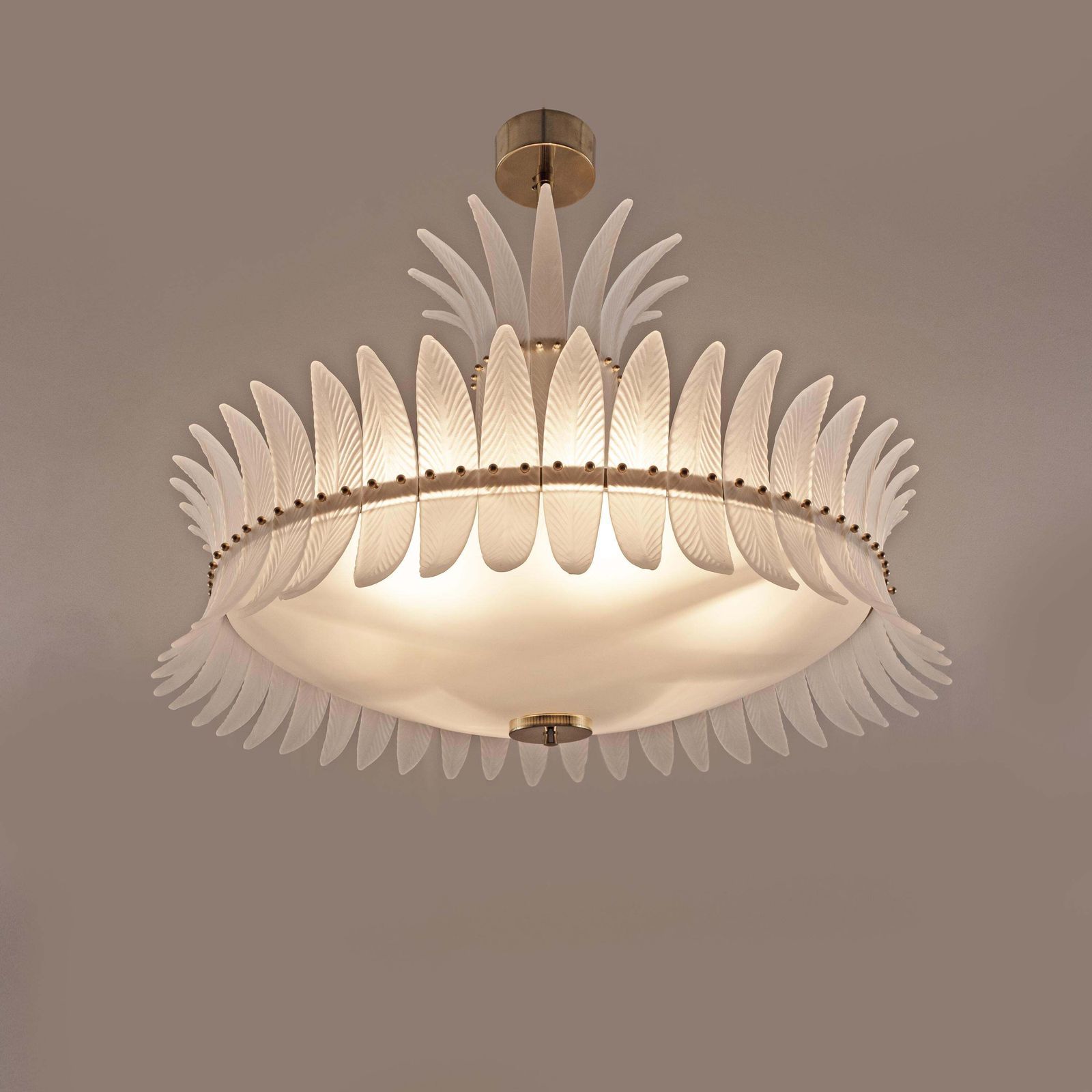 Art Deco stijl Italiaanse Murano glas veren kroonluchter met messing details photo Verlichting