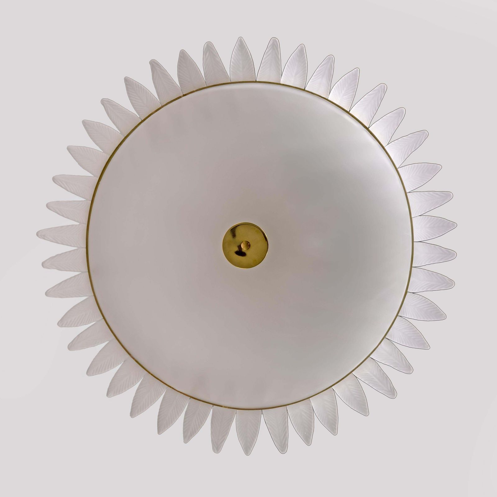 photo furniture Art Deco stijl Italiaanse Murano glas veren kroonluchter met messing details