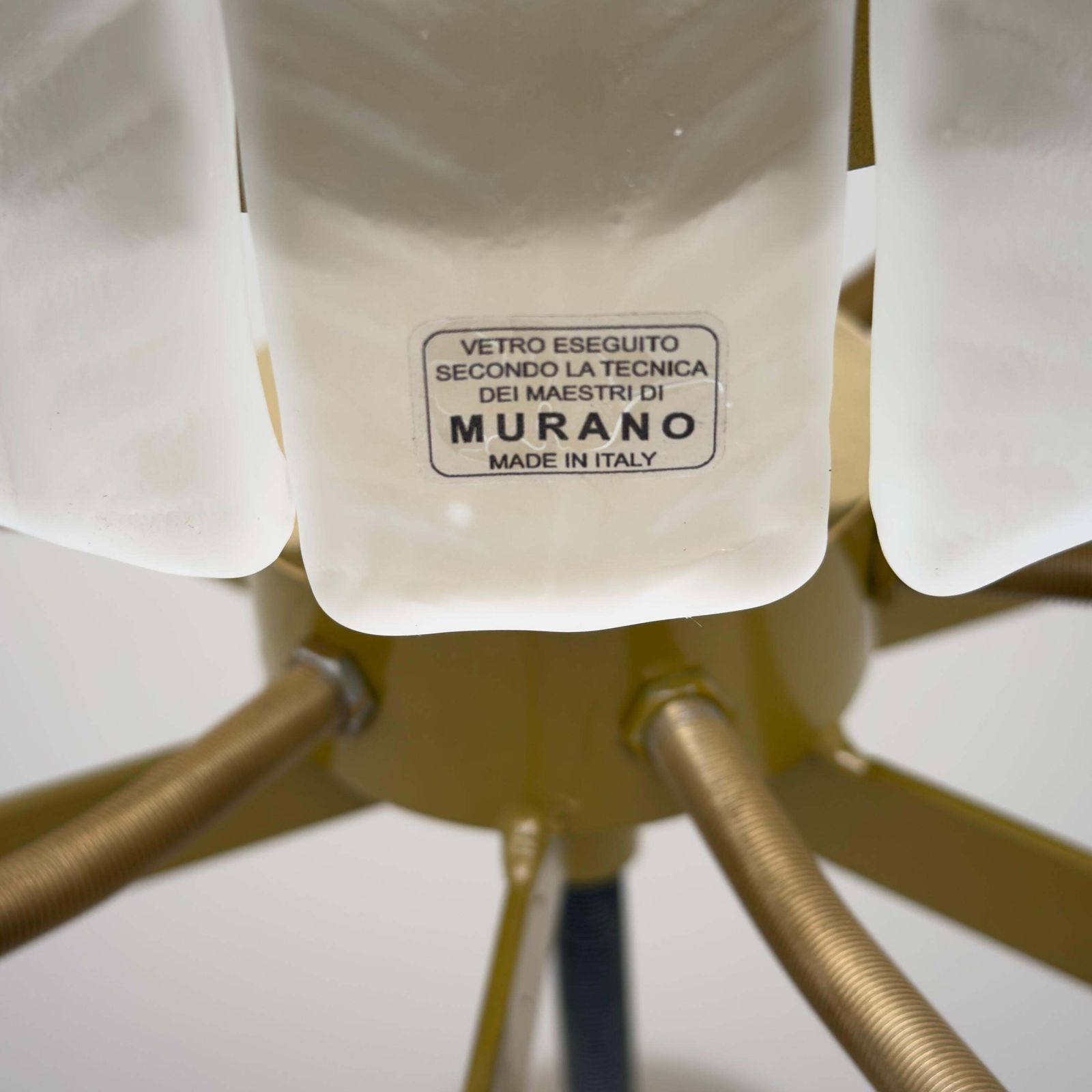 photo vinterior Art Deco stijl Italiaanse Murano glas veren kroonluchter met messing details