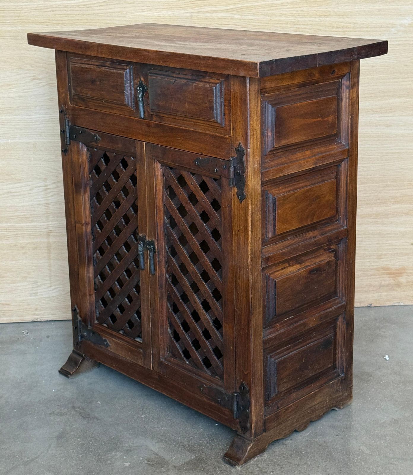 Armoire rustique espagnole en bois massif, portes à claire-voie et ferrures en fer photo Mobilier