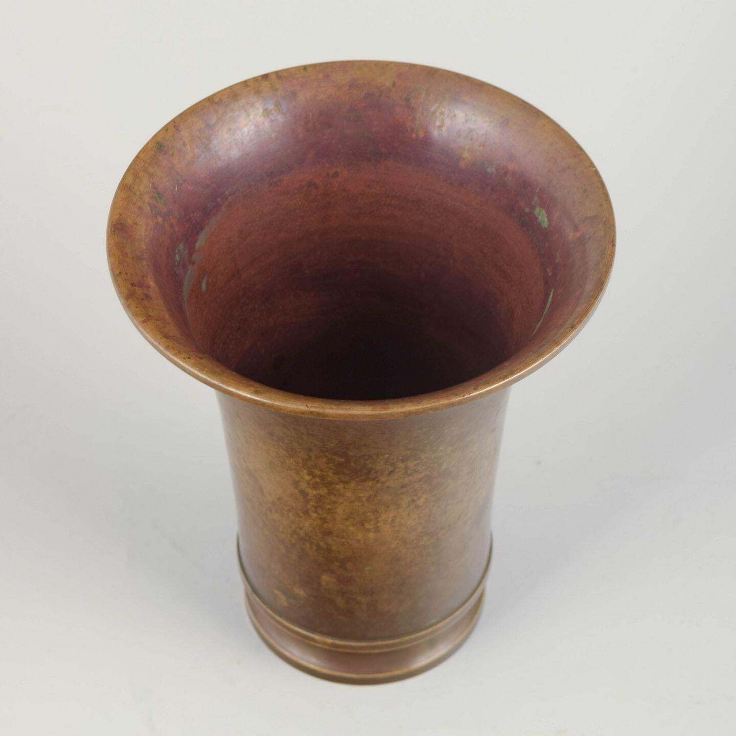 Vase Art Déco en bronze patiné. Danemark, années 1940 photo furniture