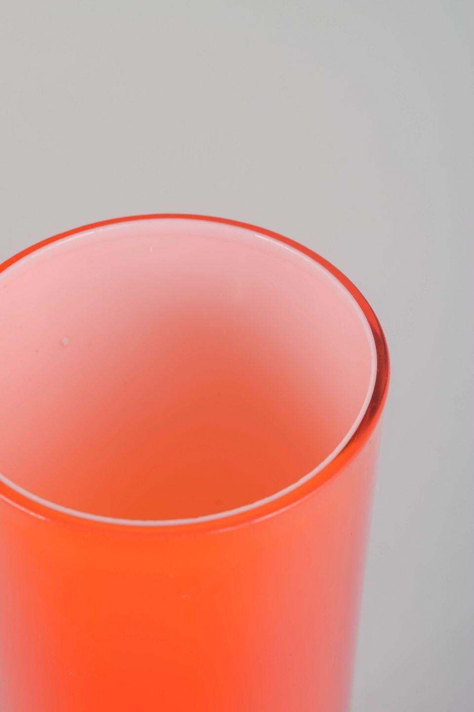 Zweeds kunstglas. Vaas in levendig oranje glas met slanke cilindrische vorm, jaren 1970 photo for sale