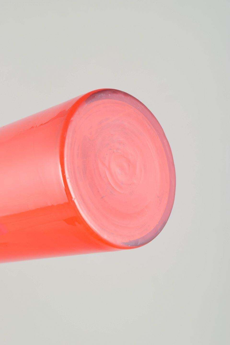 Zweeds kunstglas. Vaas in levendig oranje glas met slanke cilindrische vorm, jaren 1970 photo Woonaccessoires