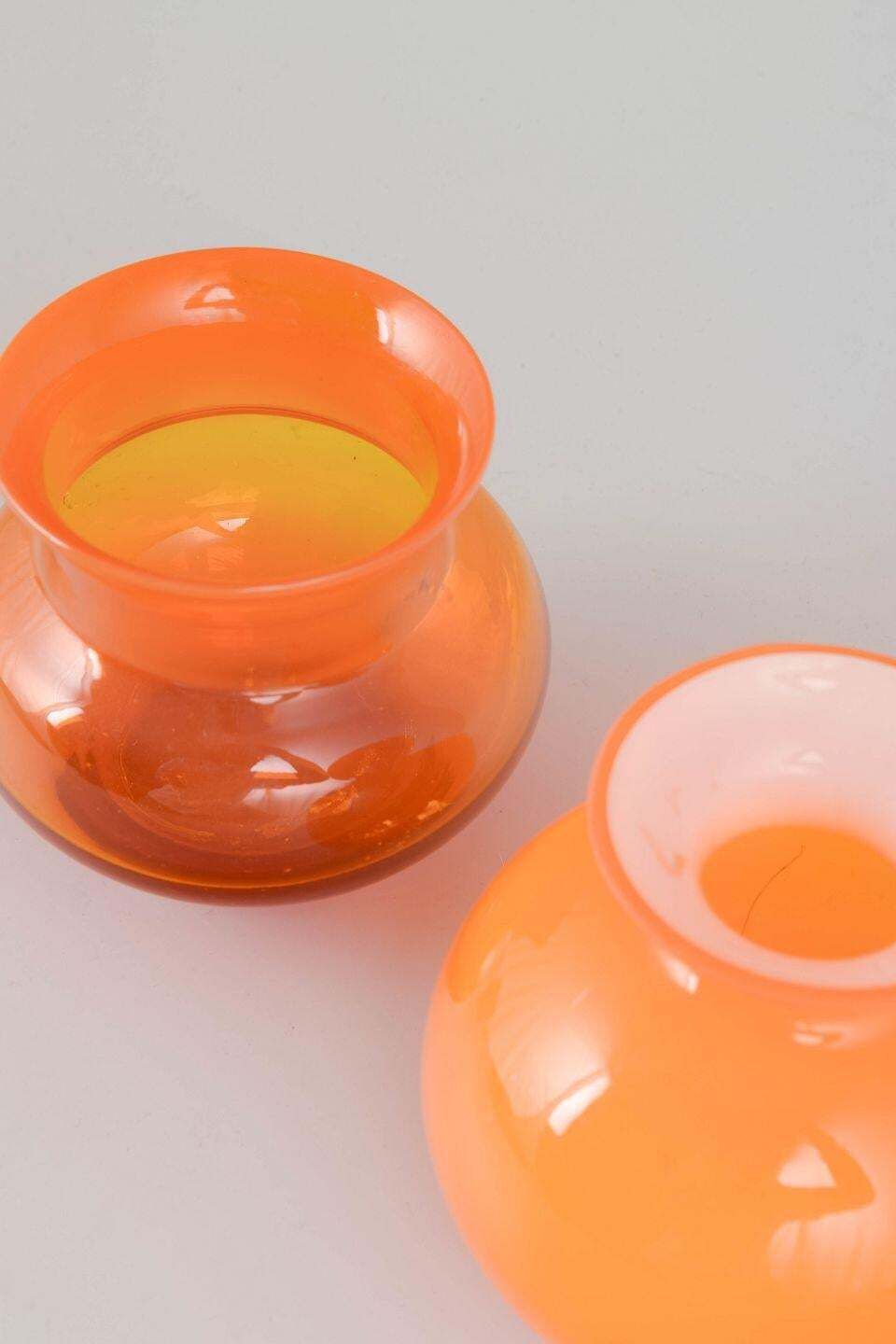 Zweeds kunstglas. Twee mondgeblazen vazen in levendig oranje glas. Jaren 1970 photo for sale