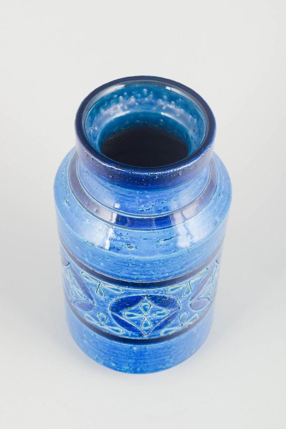 Aldo Londi, Bitossi. Keramische vaas met reliëfdecoratie en "Rimini Blu" glazuur. photo furniture