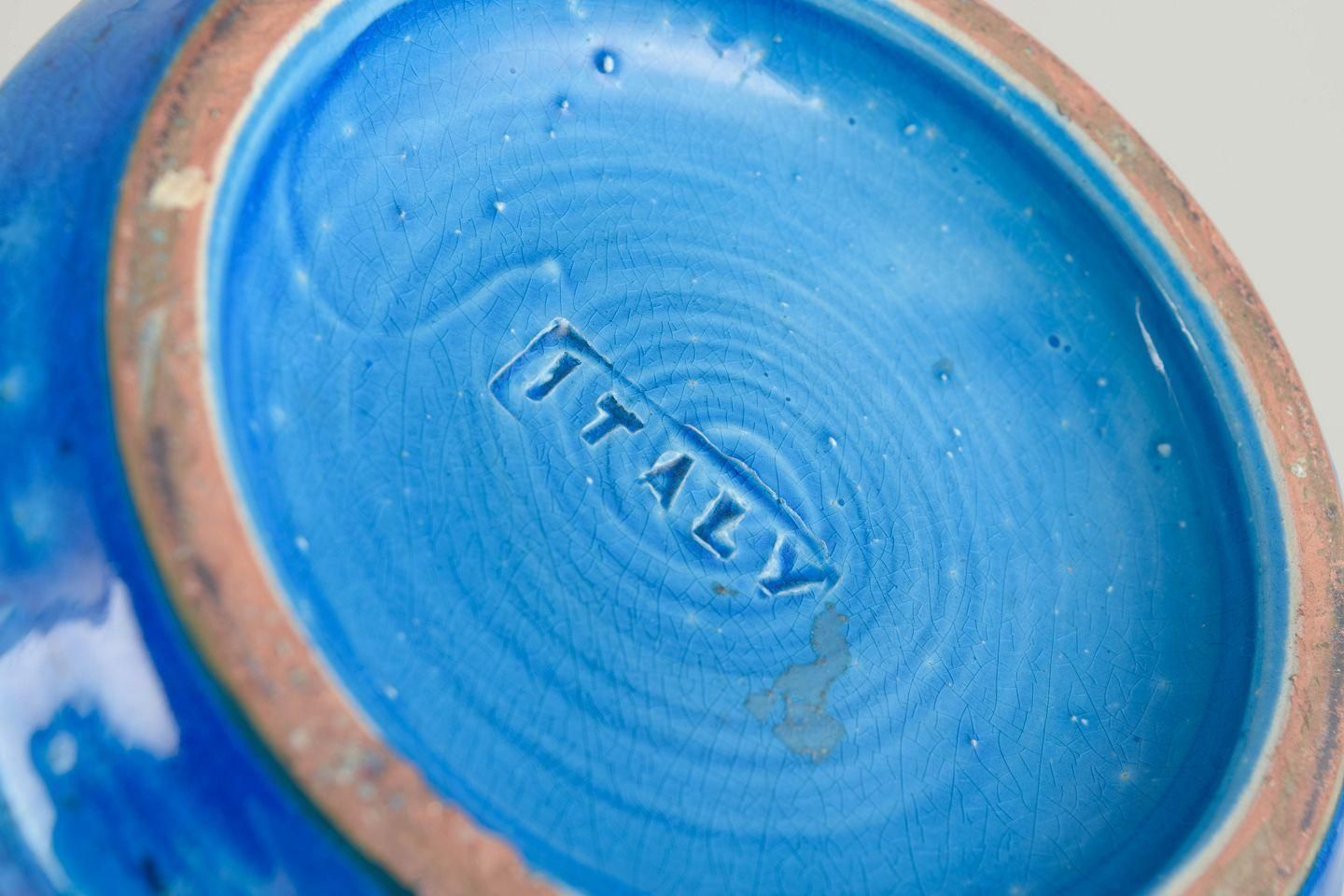 Aldo Londi, Bitossi. Keramische vaas met reliëfdecoratie en "Rimini Blu" glazuur. photo Woonaccessoires