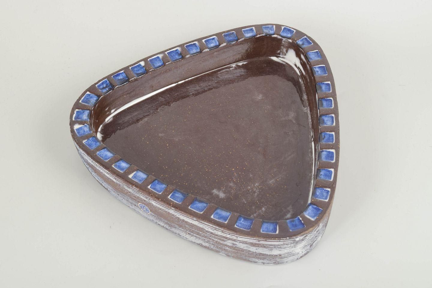 Mari Simmulson, Upsala Ekeby. Driehoekige keramische schaal met bruine en blauwe glazuur photo furniture