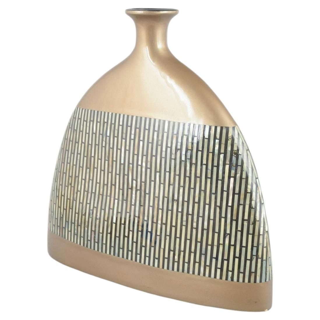 Céramique de studio européenne. Grand vase à décoration en mosaïque géométrique.
