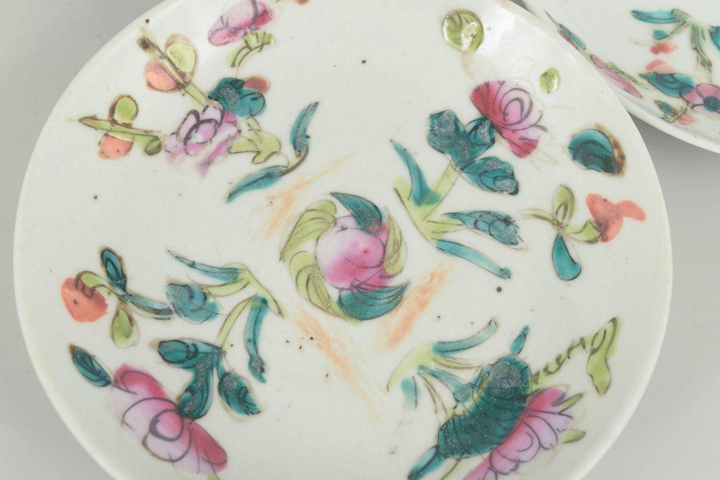 Porcelaine chinoise. Trois petites assiettes à décor famille rose. XIXe siècle. photo Décoration