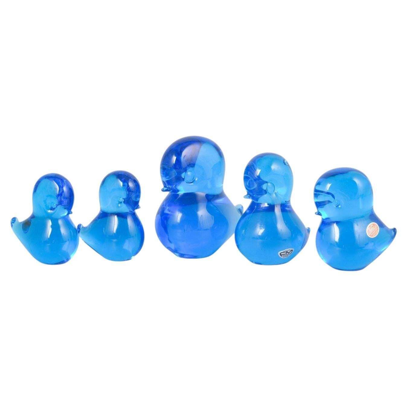 Cinq figurines de canards en verre artistique bleu, Josef Marcolin pour FM Ronneby.