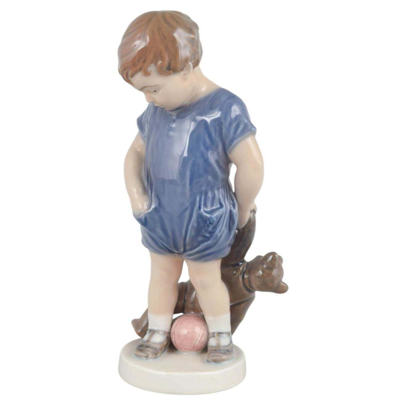 Royal Copenhagen. Porseleinen beeldje van een kleine jongen met teddybeer.