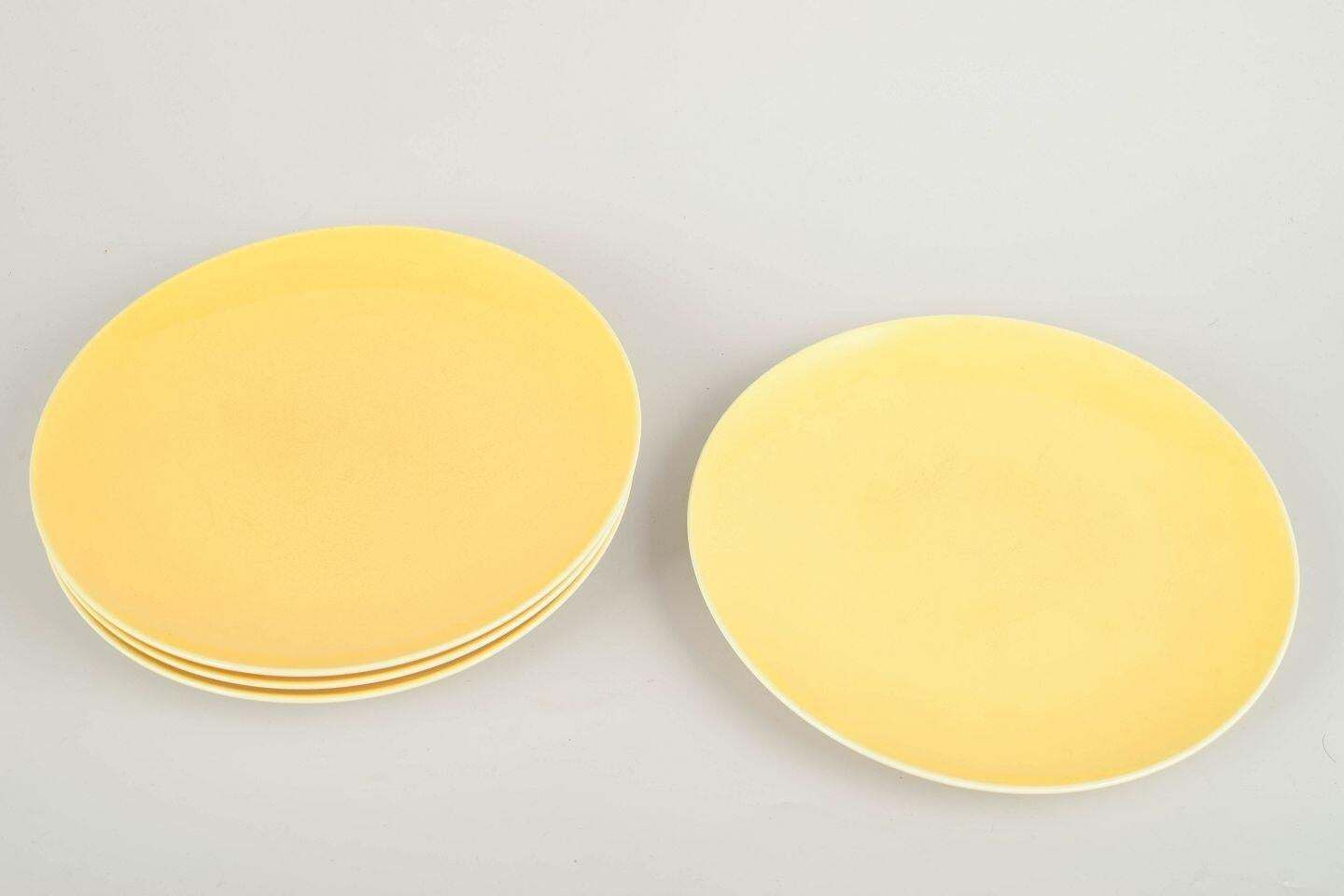Aluminia. Lot de quatre assiettes plates « Susanne ». Série « Confetti », milieu du XXe siècle. photo furniture