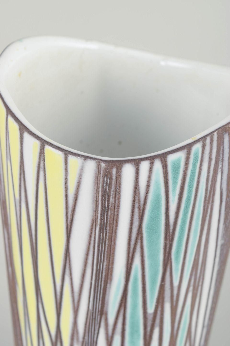 Mari Simmulson, Upsala Ekeby. Keramische vaas met geometrische decoratie, jaren 1950/60 photo for sale
