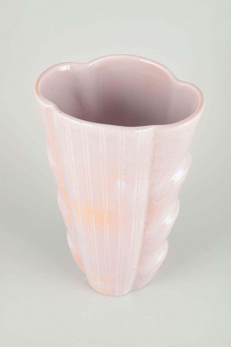 Rörstrand. Vase en céramique rose pâle à décor côtelé et organique. photo furniture