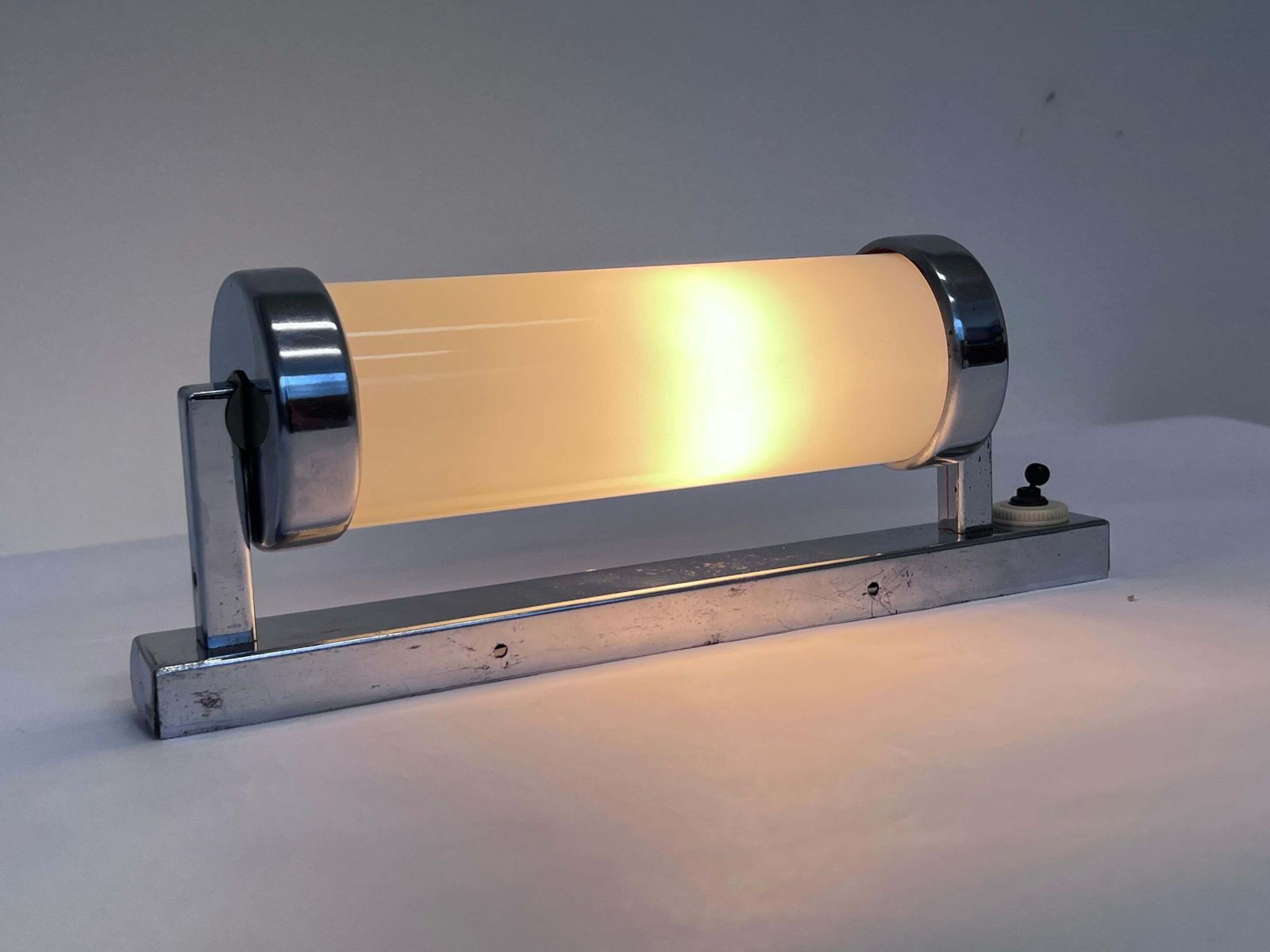 Bauhaus Chrome And Milk Glass Wall Lamp, jaren 1940 – Tsjecho-Slowakije photo for sale