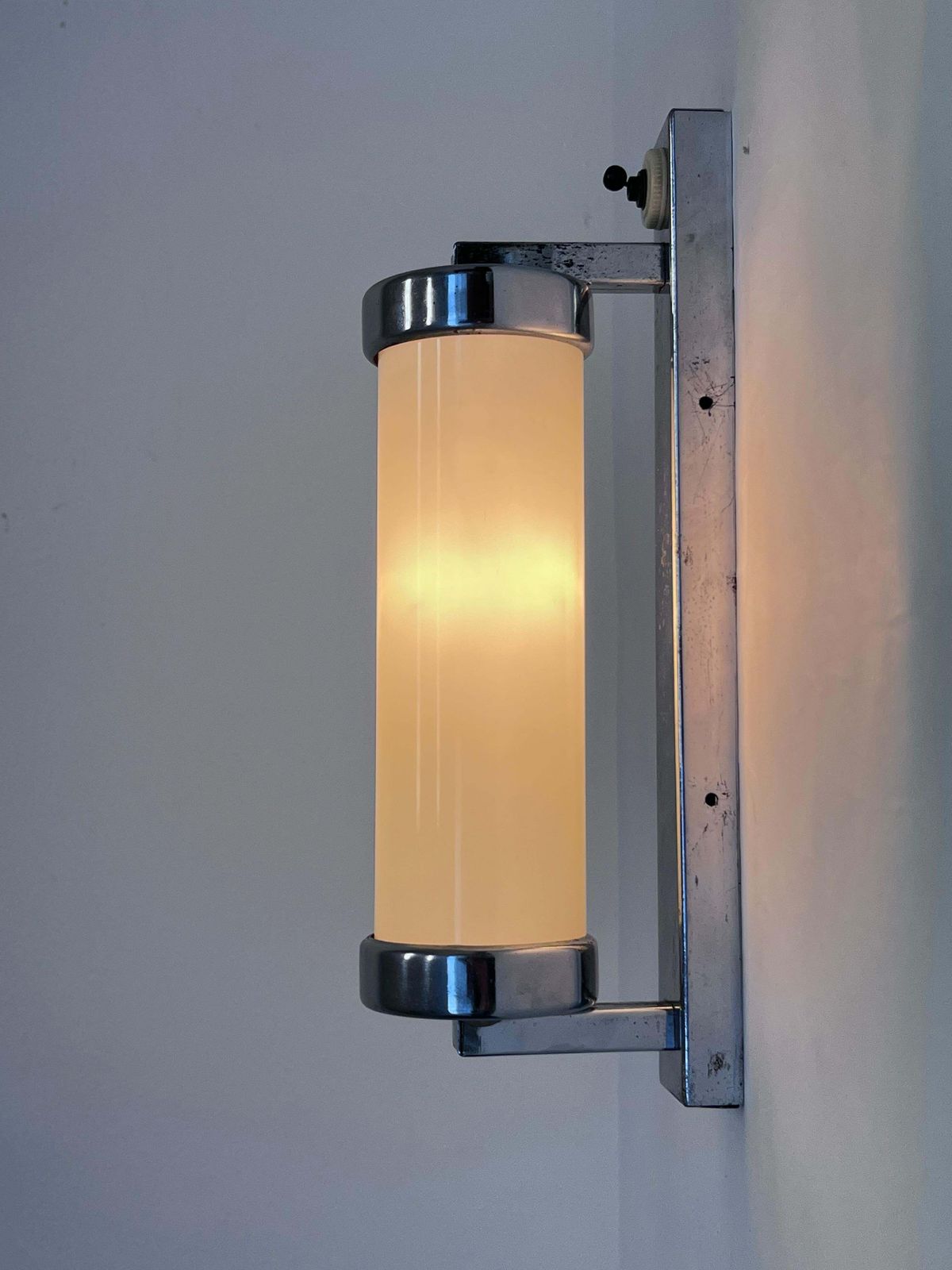 Bauhaus Chrome And Milk Glass Wall Lamp, jaren 1940 – Tsjecho-Slowakije photo vinterior