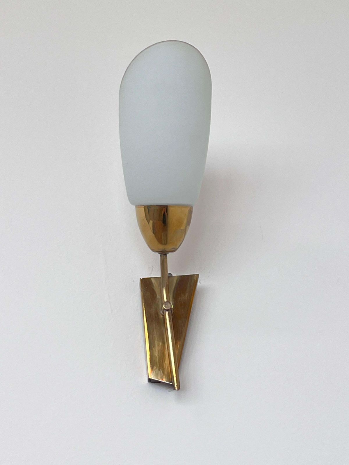 Mid-Century messing en glazen wandlamp van Kamenicky Senov — ca. jaren 1970 photo vinterior