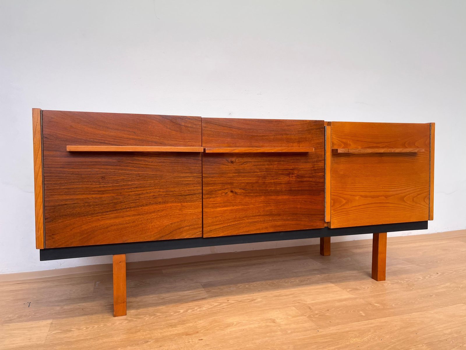 Houten dressoir met eenvoudig ontwerp, jaren 1940 – Up Závody, Tsjecho-Slowakije photo for sale