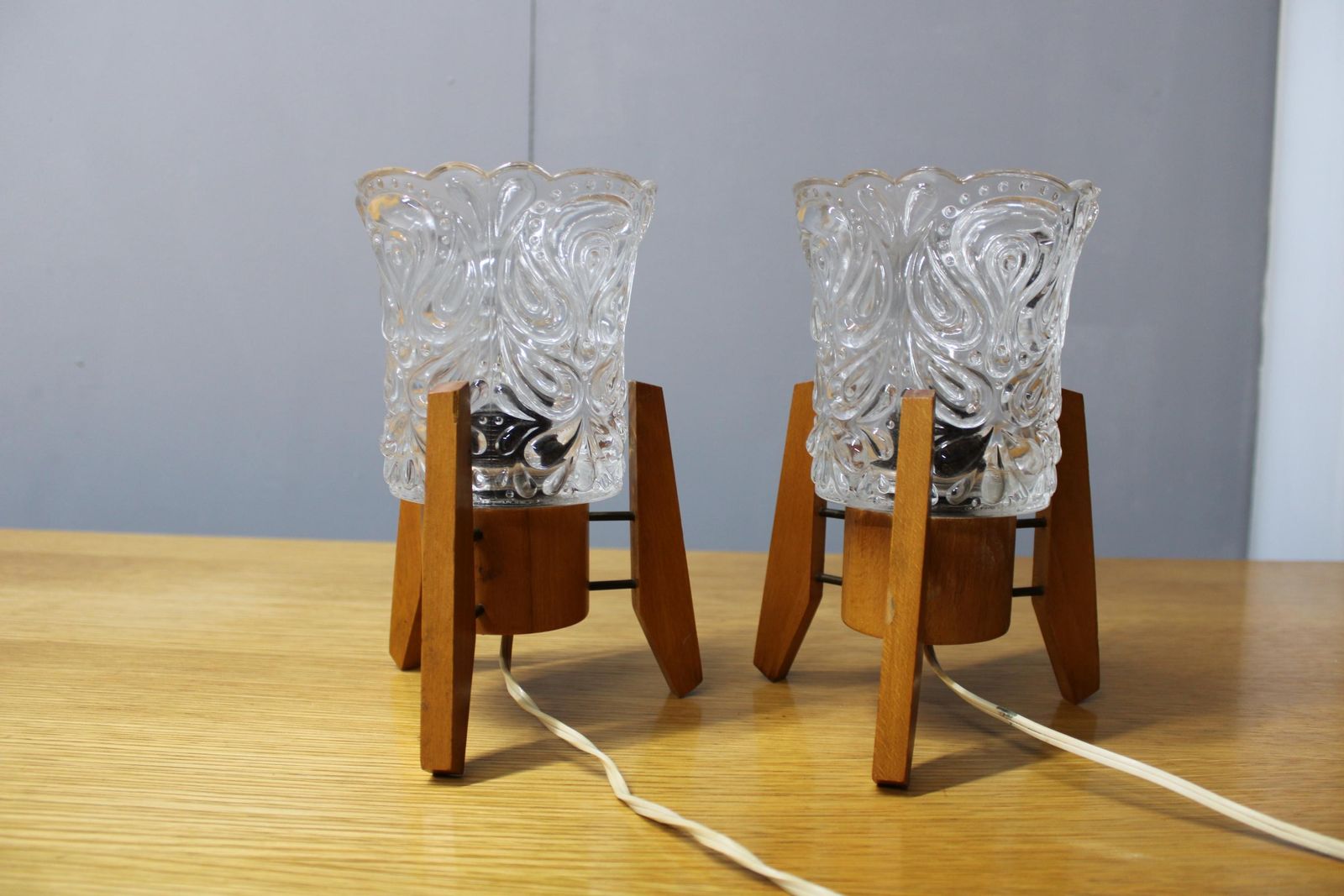 Paar Tsjechische houten en glazen mid-century tafellampen, jaren 1970 photo Verlichting