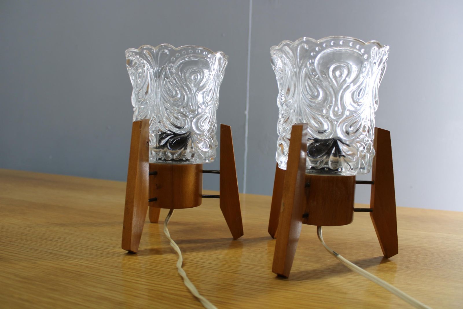 Paar Tsjechische houten en glazen mid-century tafellampen, jaren 1970 photo vinterior