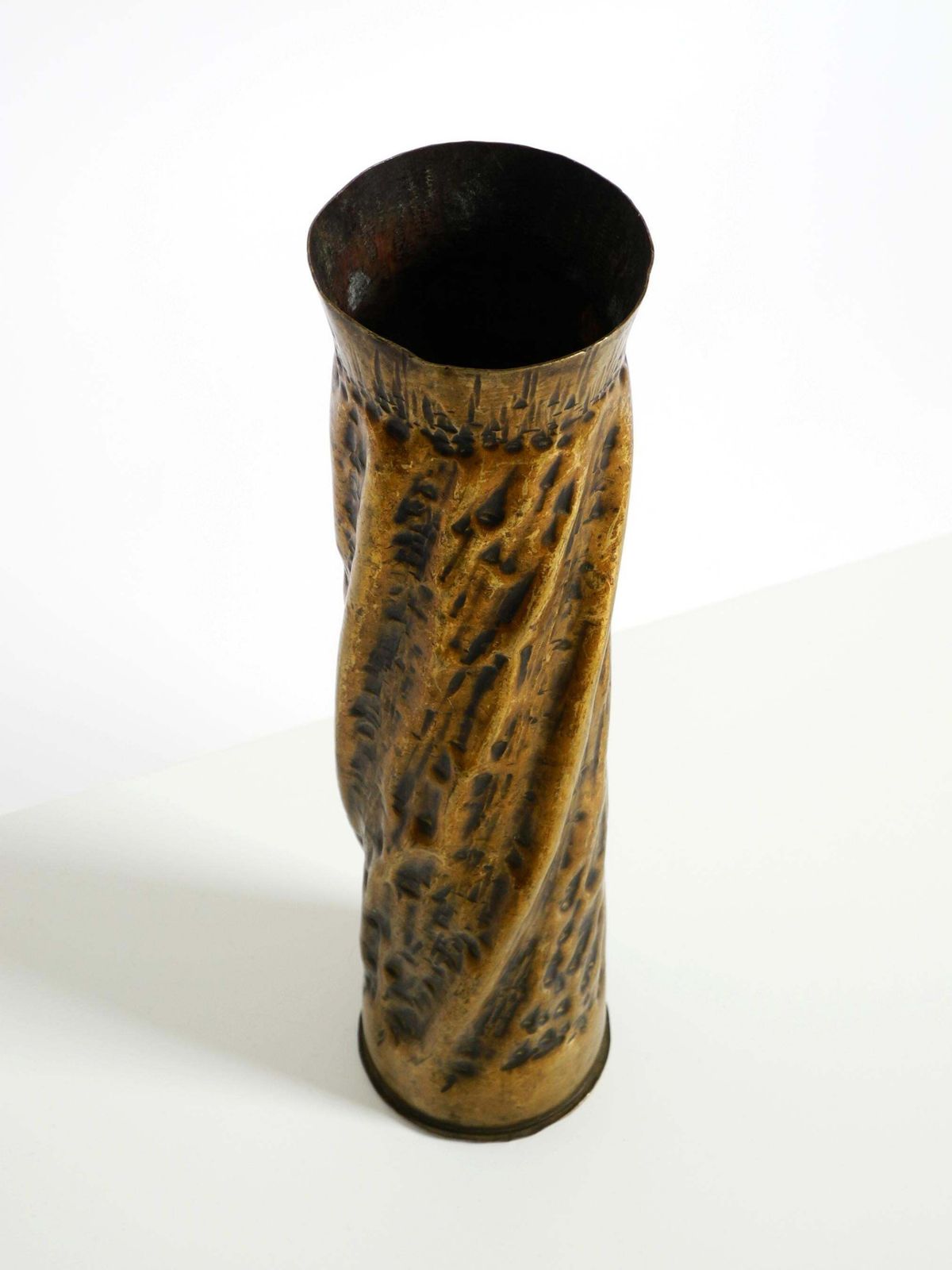 Unieke grote messing vaas in brutalistisch design, handgemaakt in december 1975 photo vintage