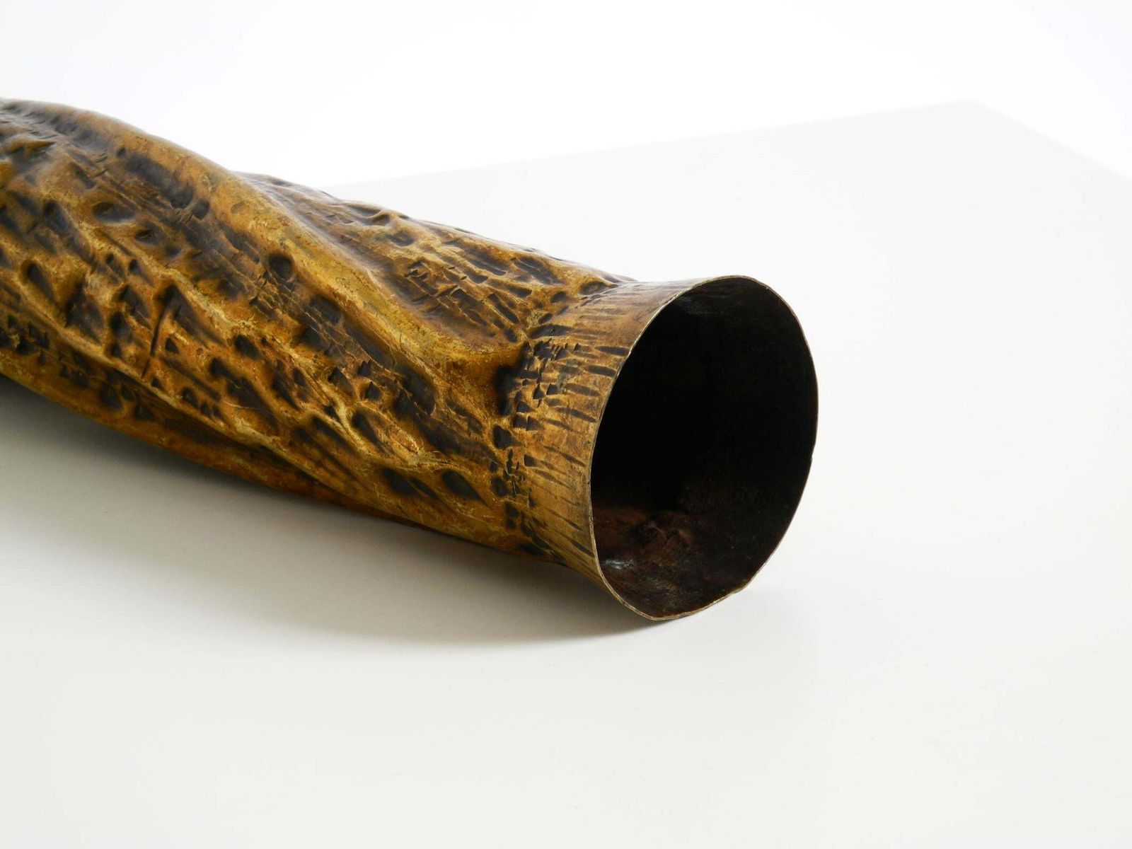 photo vintage Unieke grote messing vaas in brutalistisch design, handgemaakt in december 1975