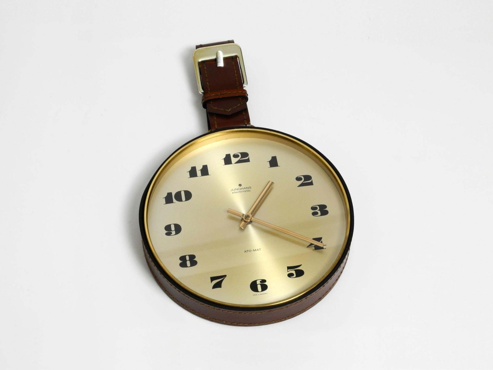 Junghans Messing Wandklok uit de jaren 1960 met Lederen Ophangband photo vinterior