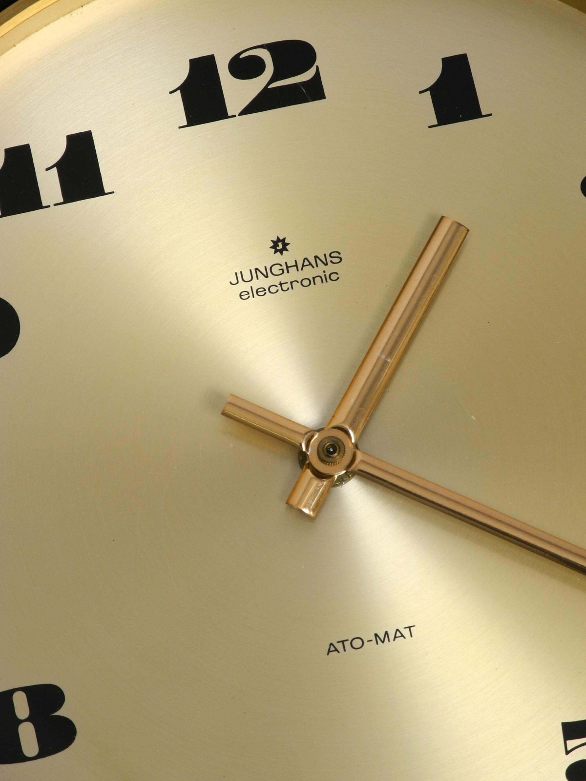 photo vintage Junghans Messing Wandklok uit de jaren 1960 met Lederen Ophangband