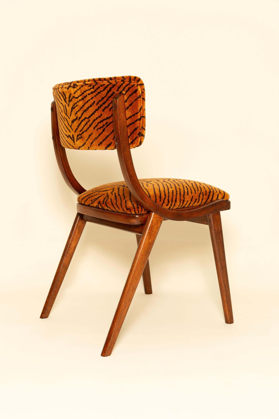 Vier mid-century Bumerang-stoelen, Tiger Speaking velvet Dedar, Polen, jaren 1960 photo Meubels