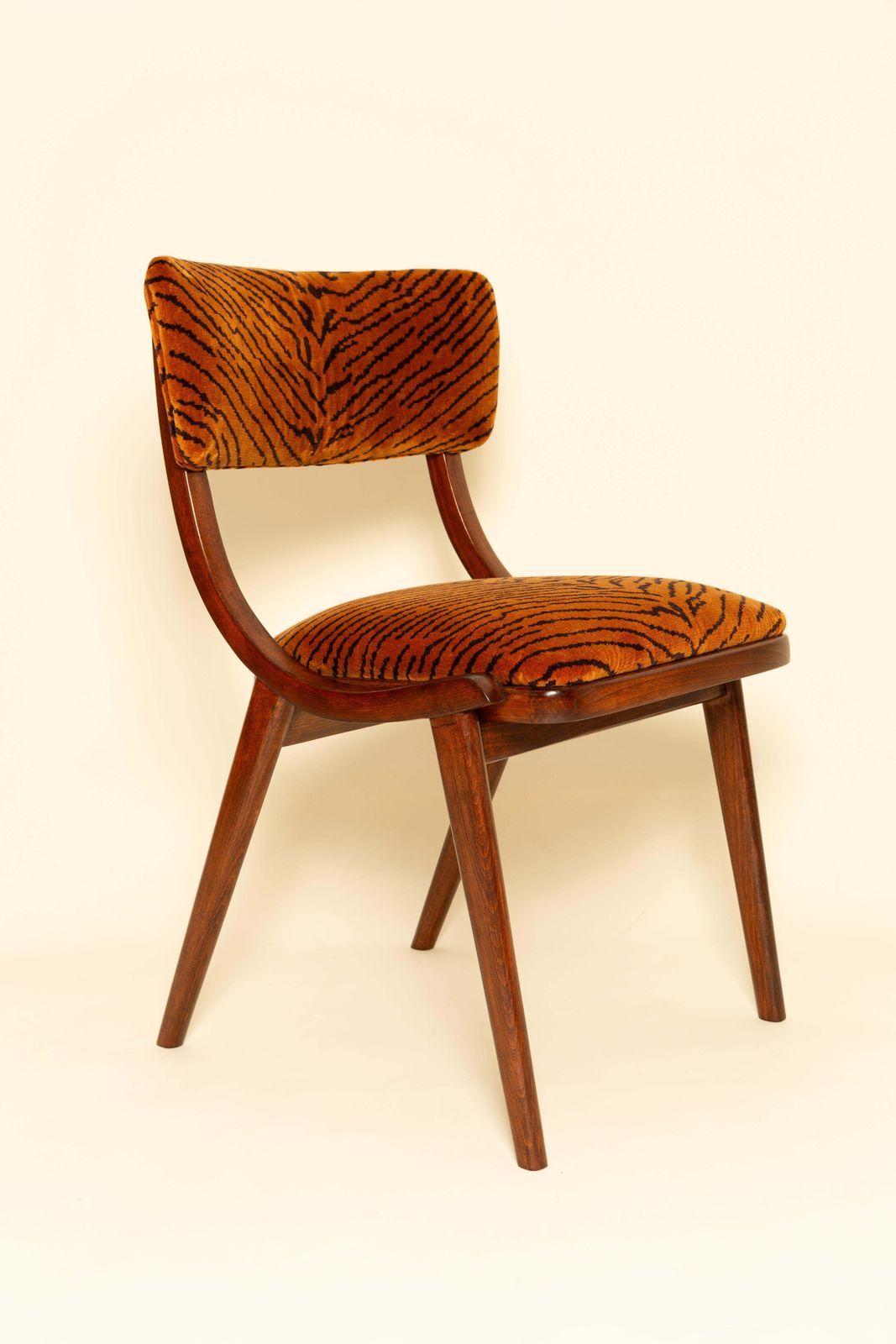 Mid-Century Modern boemerangstoel, tijgerprint fluweel Dedar, Polen, jaren 1960 photo furniture