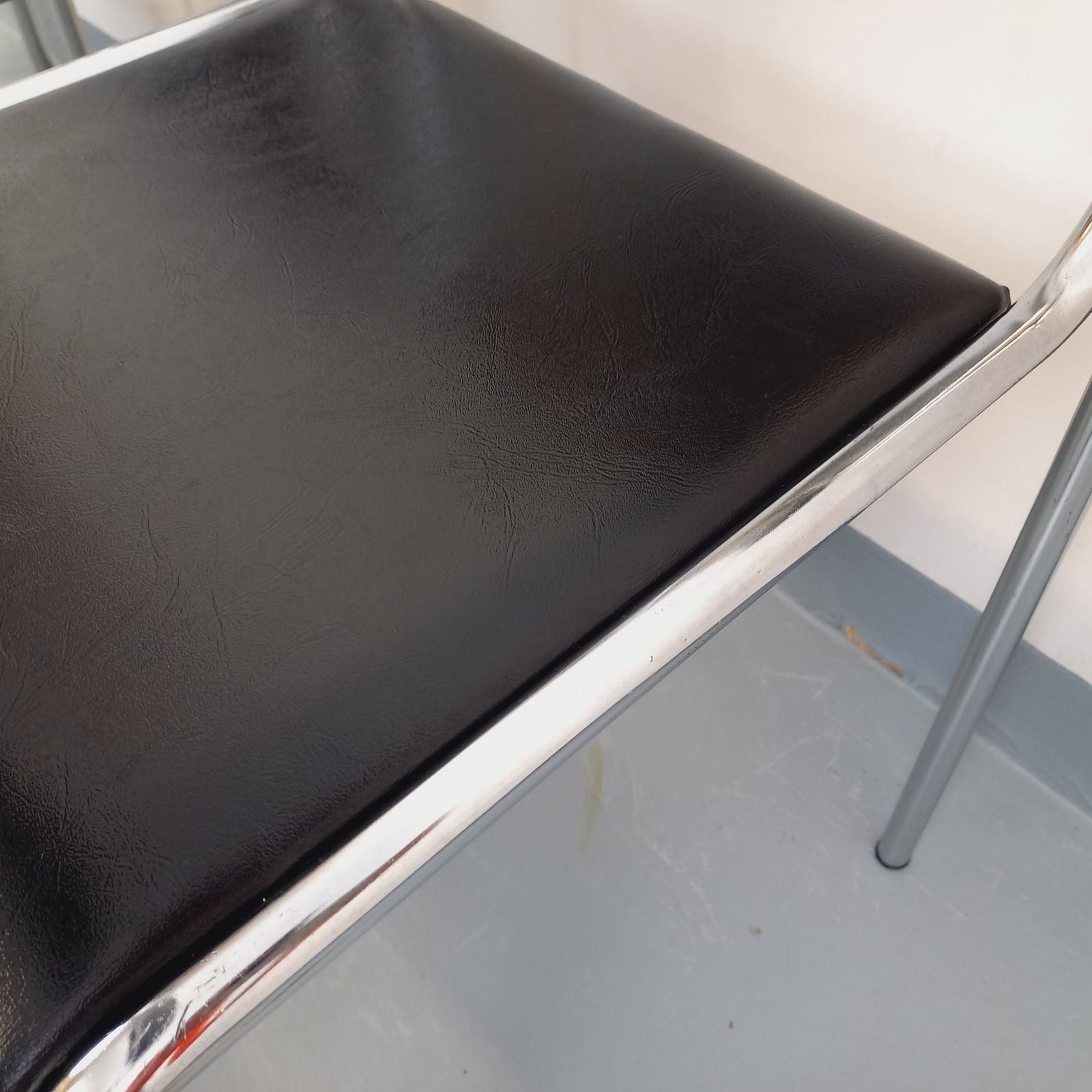 6 Italiaanse stoelen van verchroomd metaal en zwart kunstleer photo vinterior
