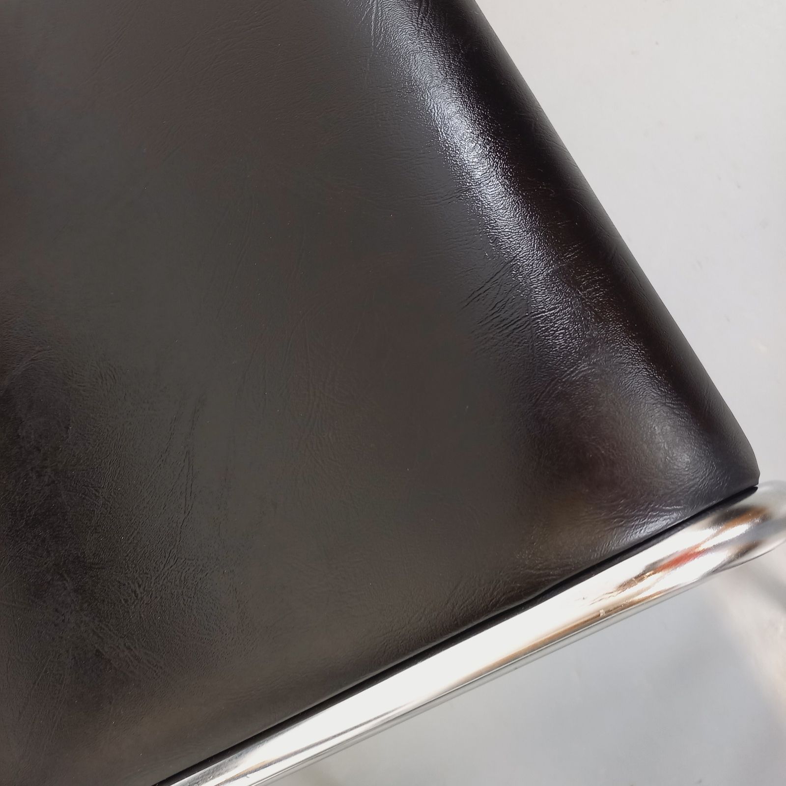 6 Italiaanse stoelen van verchroomd metaal en zwart kunstleer photo buy