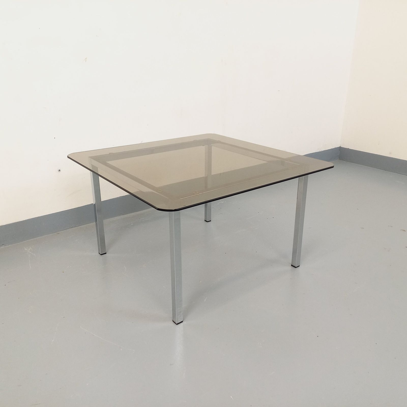 Vierkante salontafel in de stijl van Knoll, rookglas en verchroomd metaal