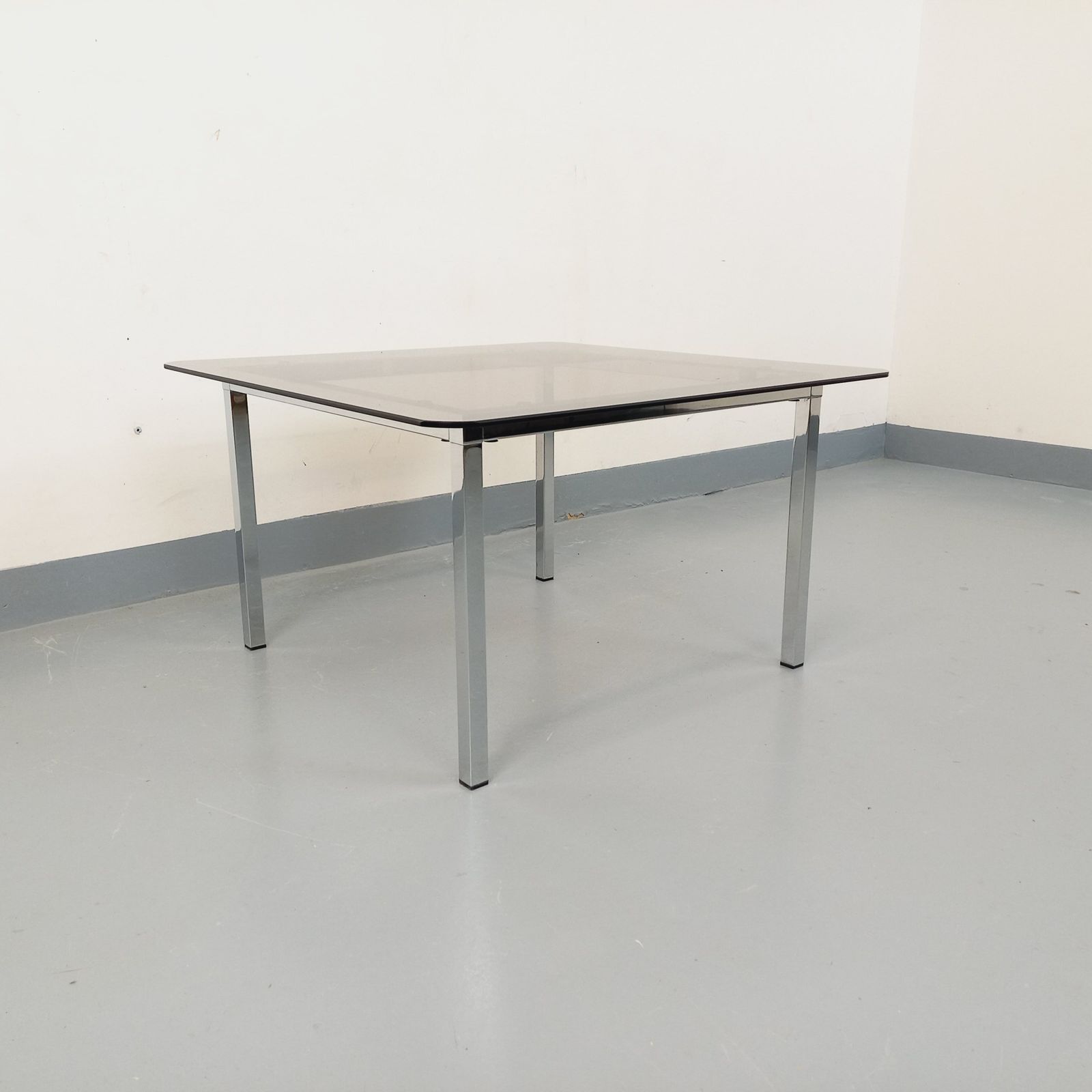 Vierkante salontafel in de stijl van Knoll, rookglas en verchroomd metaal photo for sale
