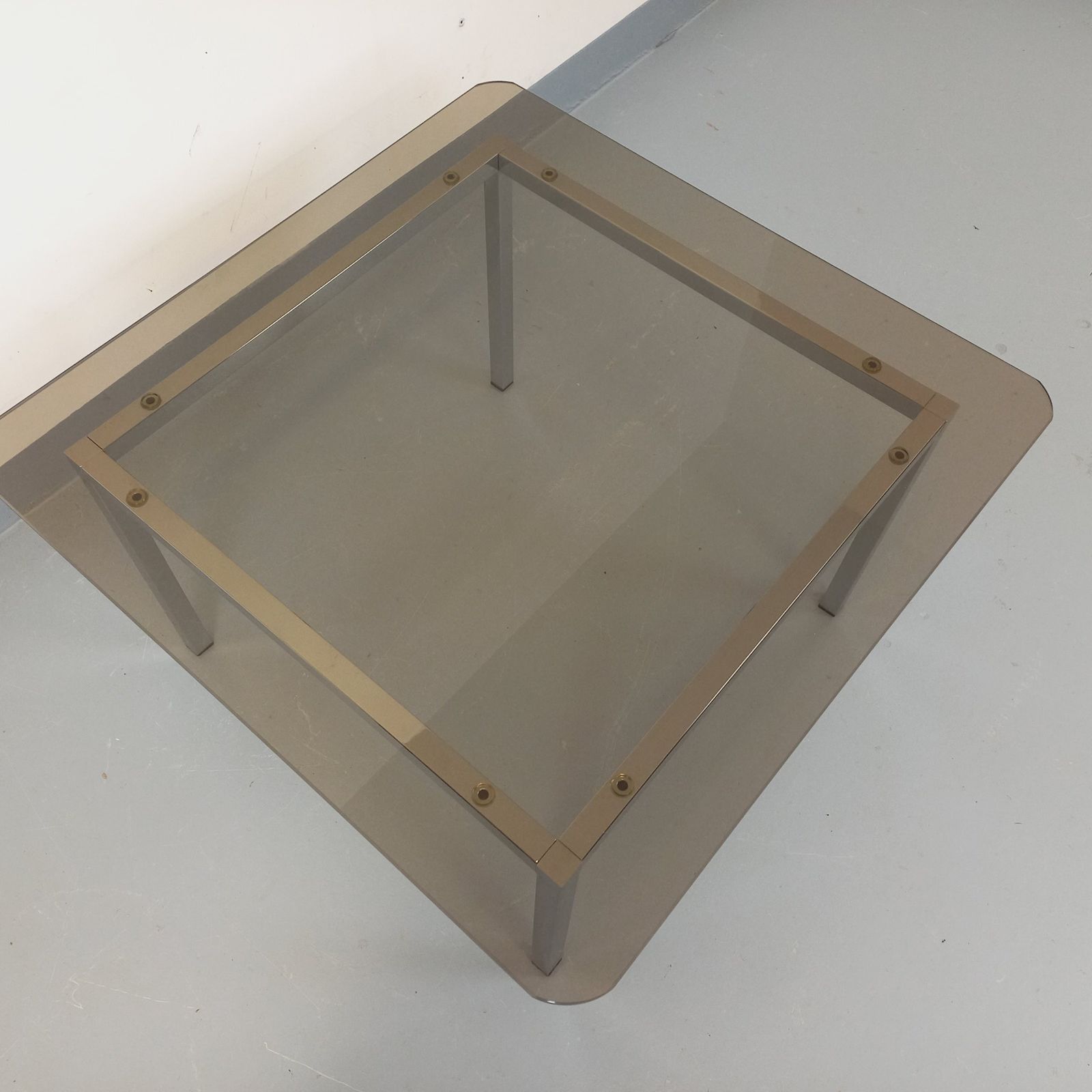 photo furniture Vierkante salontafel in de stijl van Knoll, rookglas en verchroomd metaal